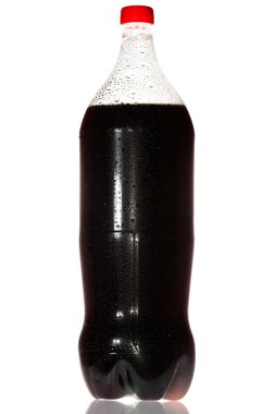 beyaz zemin üzerine kola şişesi