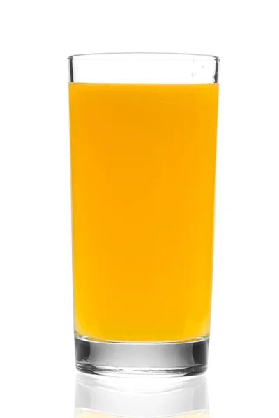 Copo cheio de suco de laranja no fundo branco — Fotografia de Stock