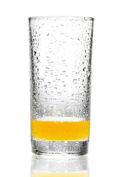 Esguicho de suco de laranja isolado no branco — Fotografia de Stock