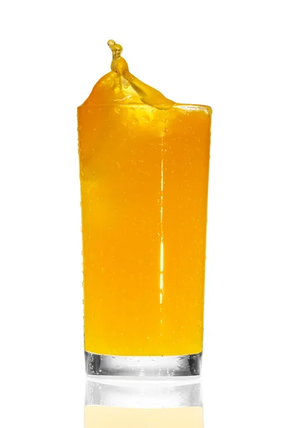Esguicho de suco de laranja isolado no branco — Fotografia de Stock