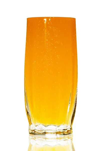 Esguicho de suco de laranja isolado no branco — Fotografia de Stock