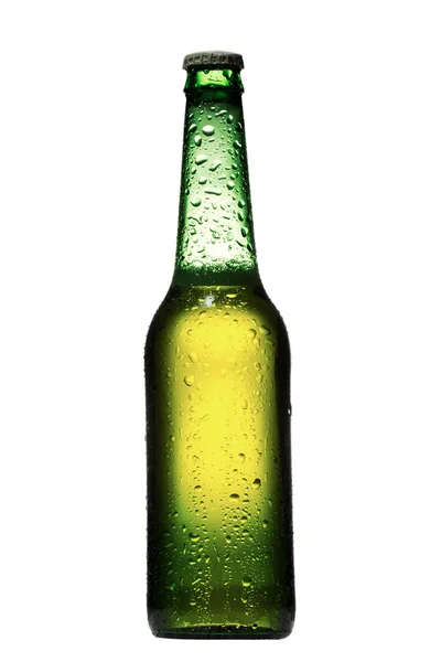 Cerveza se vierte en vidrio sobre fondo blanco — Foto de Stock
