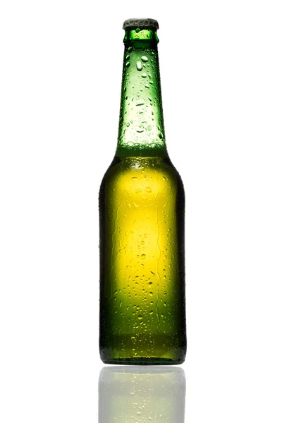 Cerveza se vierte en vidrio sobre fondo blanco — Foto de Stock