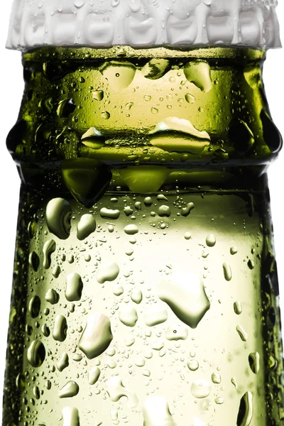 Pivo je nalití do sklenice na bílém pozadí — Stock fotografie