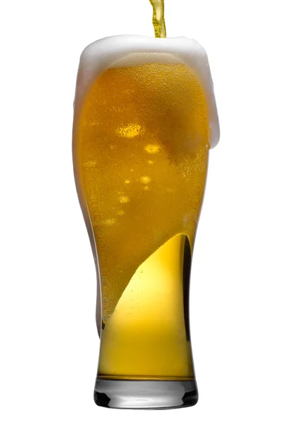 Taza de cerveza aislada en blanco — Foto de Stock