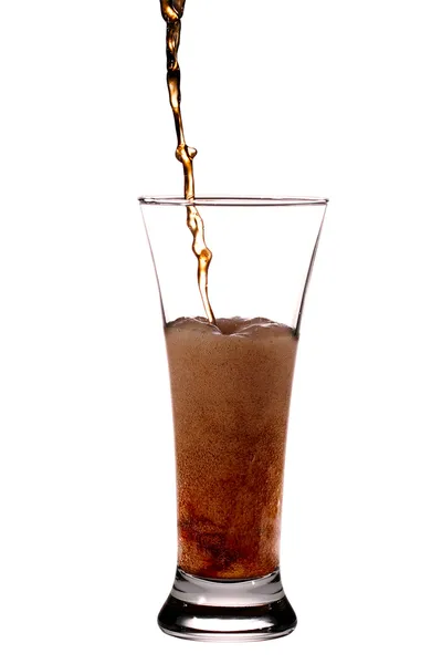Cola isoliert auf Weiß gießen — Stockfoto