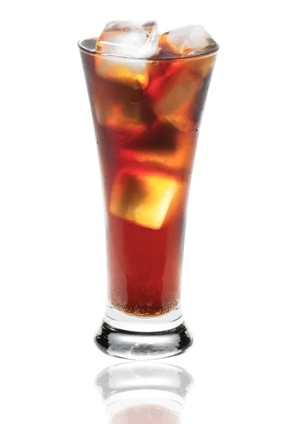 白の背景にコーラのガラス — ストック写真
