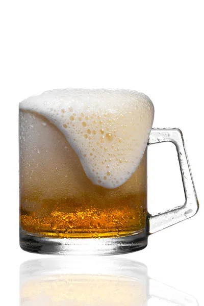白に隔離されたビールのマグカップ — ストック写真
