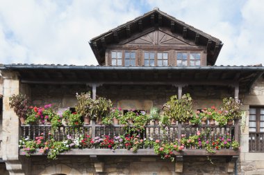 çiçekli balkon