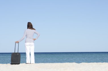 seaside, bagajlı bekleyen tek kadın