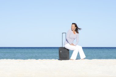 seaside, bagajlı bekleyen tek kadın
