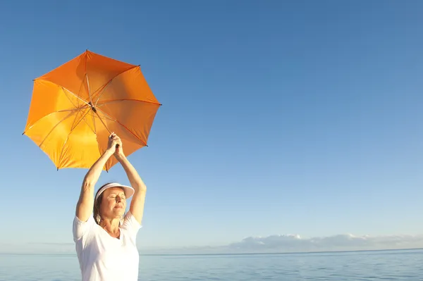 Relaxado Senior mulher no fundo do oceano — Fotografia de Stock