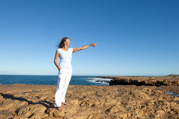 Glad självsäker kvinna vid havet bakgrund — Stockfoto