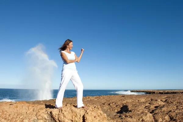 Strong and confident woman at ocean background — Stock Photo, Image