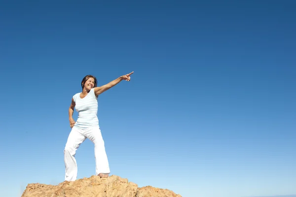 Confident and successful woman on mountain top — Stock Photo, Image