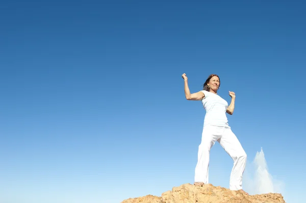 Potente, éxito confiado mujer cielo fondo — Foto de Stock