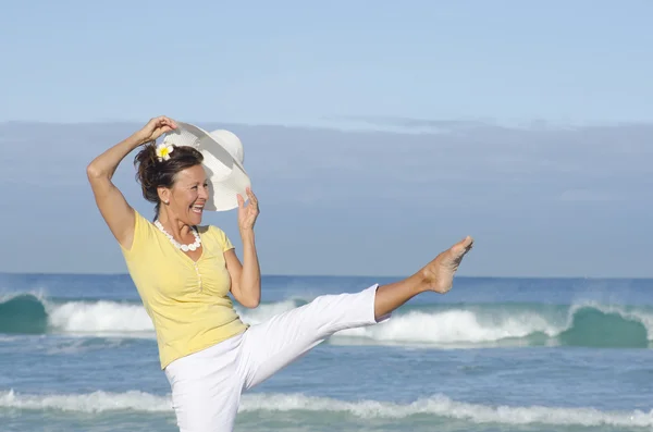 Fit aktive hübsche Seniorin im Freien Hintergrund — Stockfoto