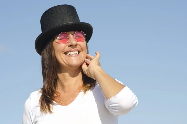 女性上空の背景を着て幸せの帽子 — ストック写真