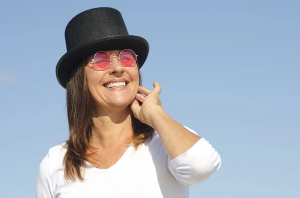 Feliz sombrero vistiendo fondo de cielo mujer —  Fotos de Stock