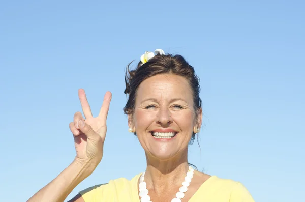 Glada senior kvinna himmel bakgrund — Stockfoto