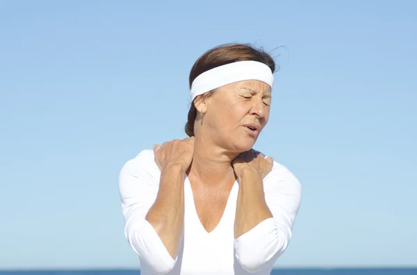 Senior mulher pescoço dor céu fundo — Fotografia de Stock