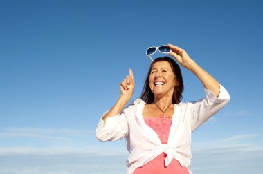 oldukça mutlu kadın kıdemli gökyüzü arka plan