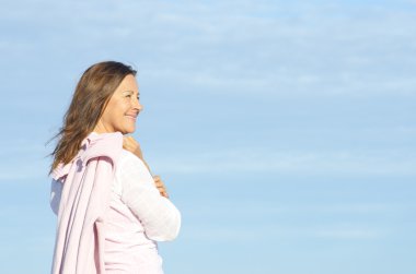 güzel neşeli olgun kadın arka plan