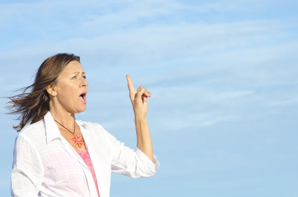 Kvinna med smart idé himmel bakgrund — Stockfoto