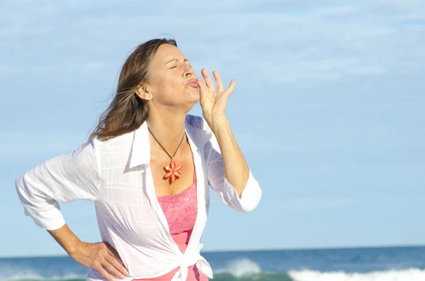 Sénior mulher gesto positivo oceano fundo — Fotografia de Stock