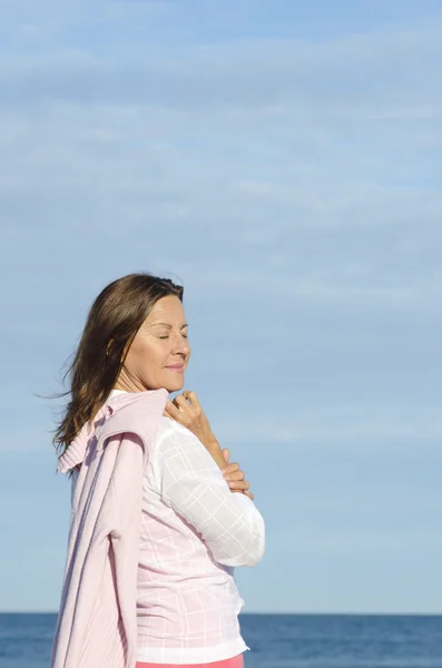 Beautiful relaxed senior woman ocean background — Stock Photo, Image