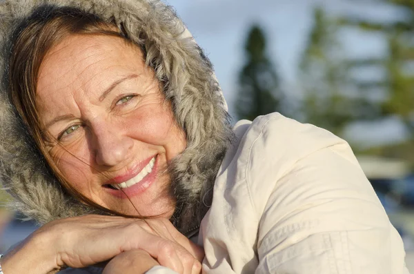 Winterporträt reife Frau — Stockfoto