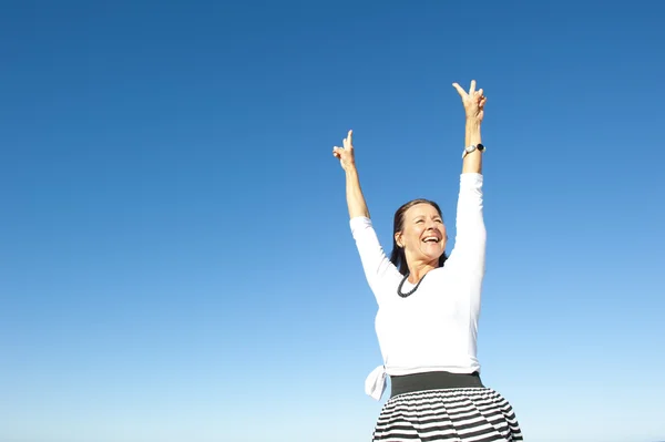 Gelukkig optimistisch volwassen vrouw — Stockfoto