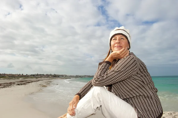 Naturliga mogen kvinna ocean bakgrund — Stockfoto