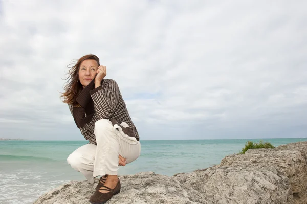 Natural mulher madura outono tempestade — Fotografia de Stock