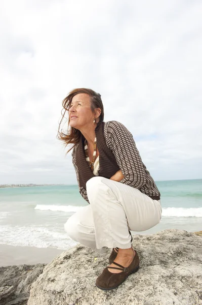 Madura mujer océano fondo —  Fotos de Stock