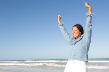 neşeli olgun kadın okyanus arka plan