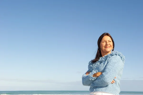 Entspannt ältere Frau Ozean Hintergrund — Stockfoto