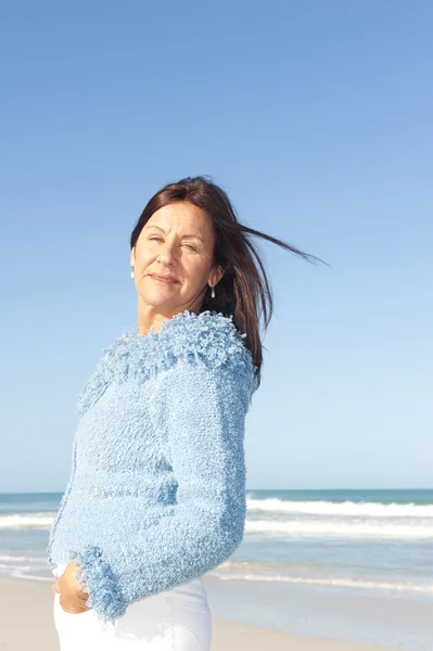 Ontspannen volwassen vrouw oceaan achtergrond — Stockfoto