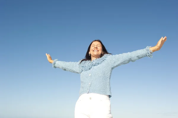 Alegre mujer madura cielo aislado —  Fotos de Stock