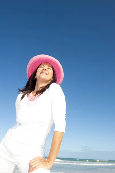 Ziemlich reife Frau Ozean Hintergrund — Stockfoto