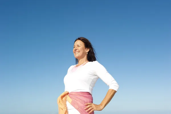 Relajado mujer madura cielo fondo — Foto de Stock