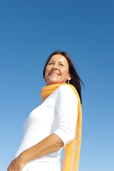 Relajado mujer madura cielo fondo — Foto de Stock