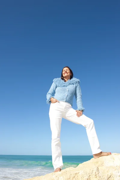 Retrato bela mulher madura oceano — Fotografia de Stock