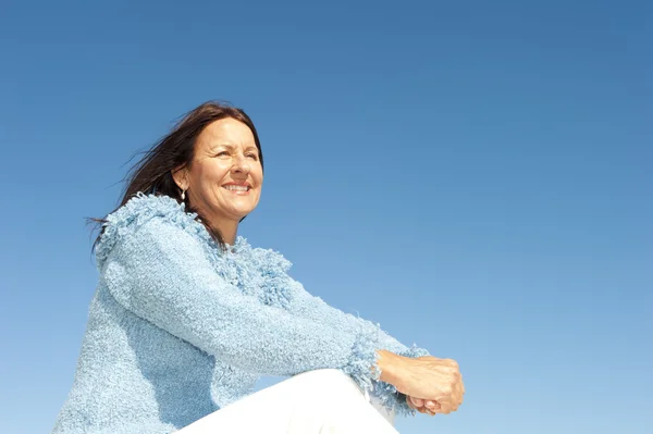 Gelukkig ontspannen senior vrouw buiten — Stockfoto