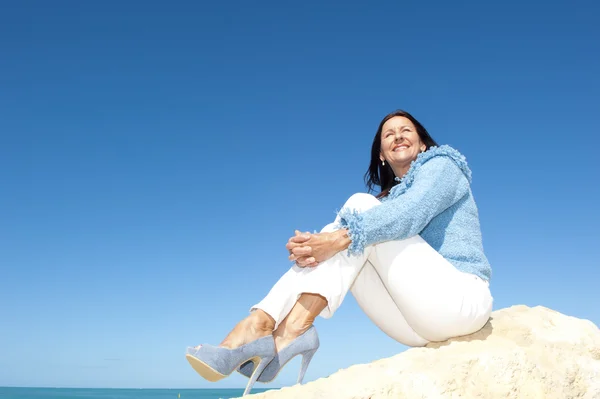 Feliz sexy mujer madura al aire libre —  Fotos de Stock