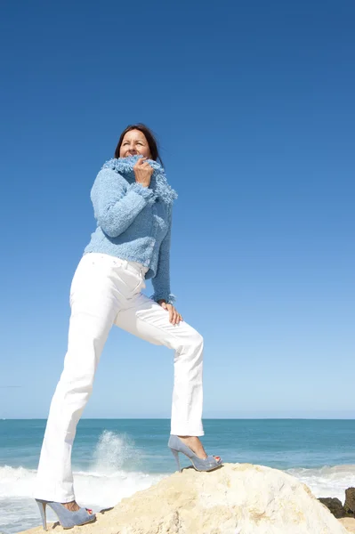 Hög klack lady ocean bakgrund — Stockfoto