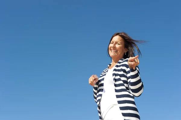 Lustige reife Frau Himmel Hintergrund — Stockfoto