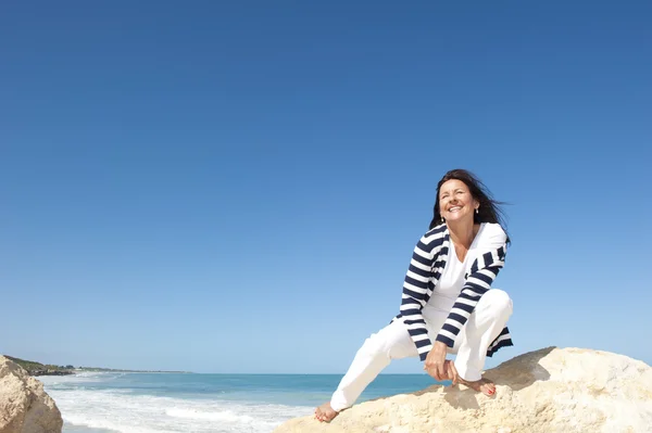 成熟した女性の楽しい海を背景 — ストック写真