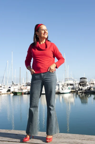 Ontspannen gelukkig volwassen vrouw Oceaan — Stockfoto