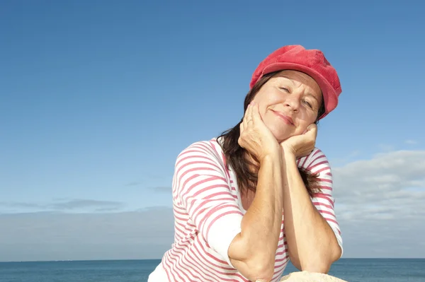 Стильная пожилая женщина счастлива за океаном — стоковое фото